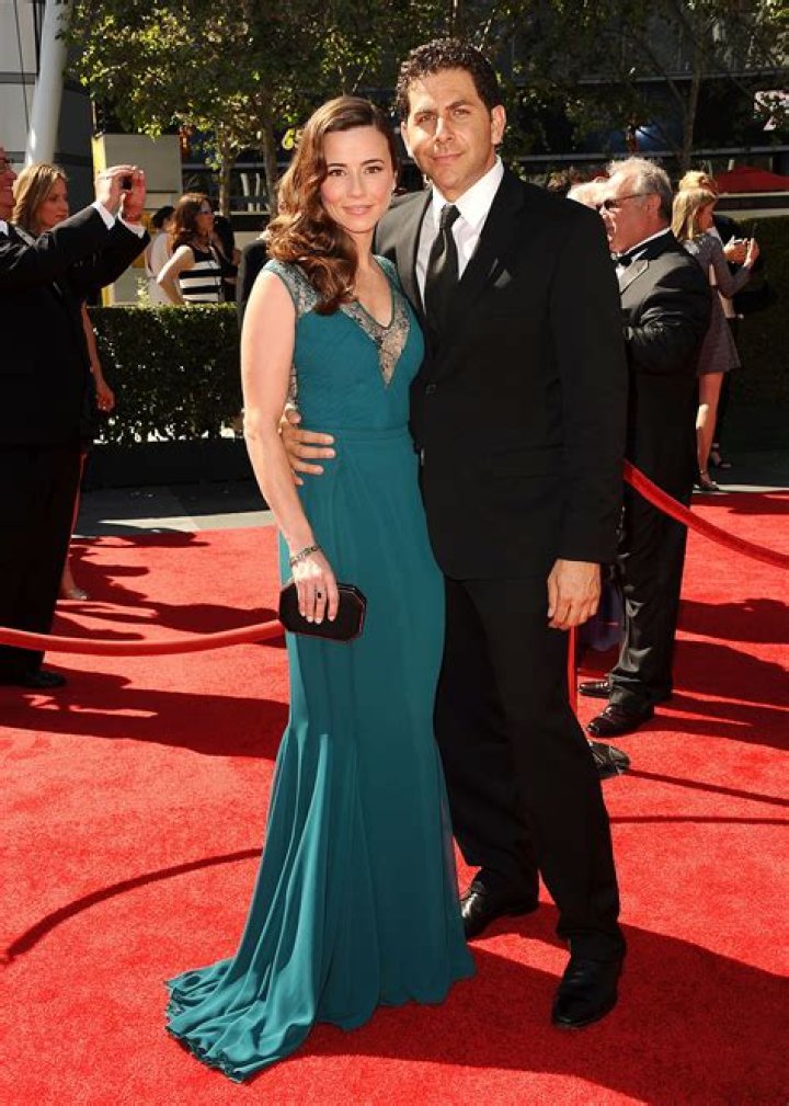 Who is the Husband of Linda Cardellini's Baby? Unveiling the Family Life